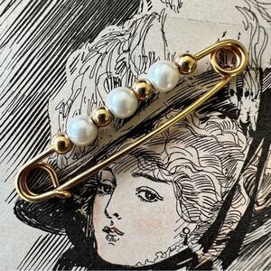 Vintage Brooch Pearls/gold Beads